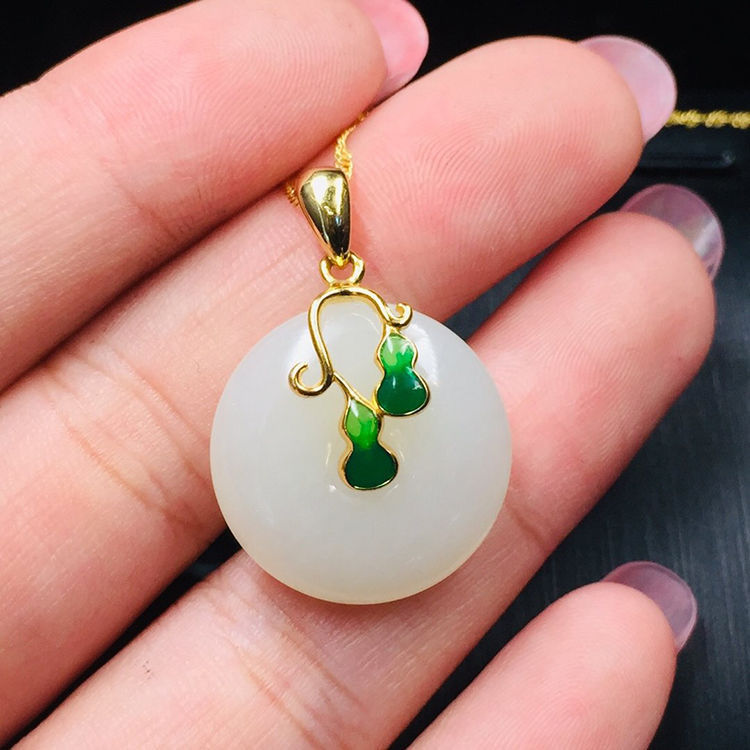 Classic Silver Necklace with Timeless Appeal