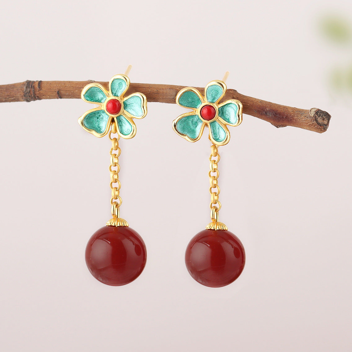 Charming Gold Earring for Any Occasion