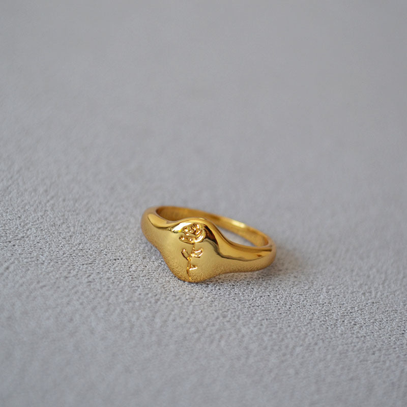Classic Gold Ring with Timeless Appeal