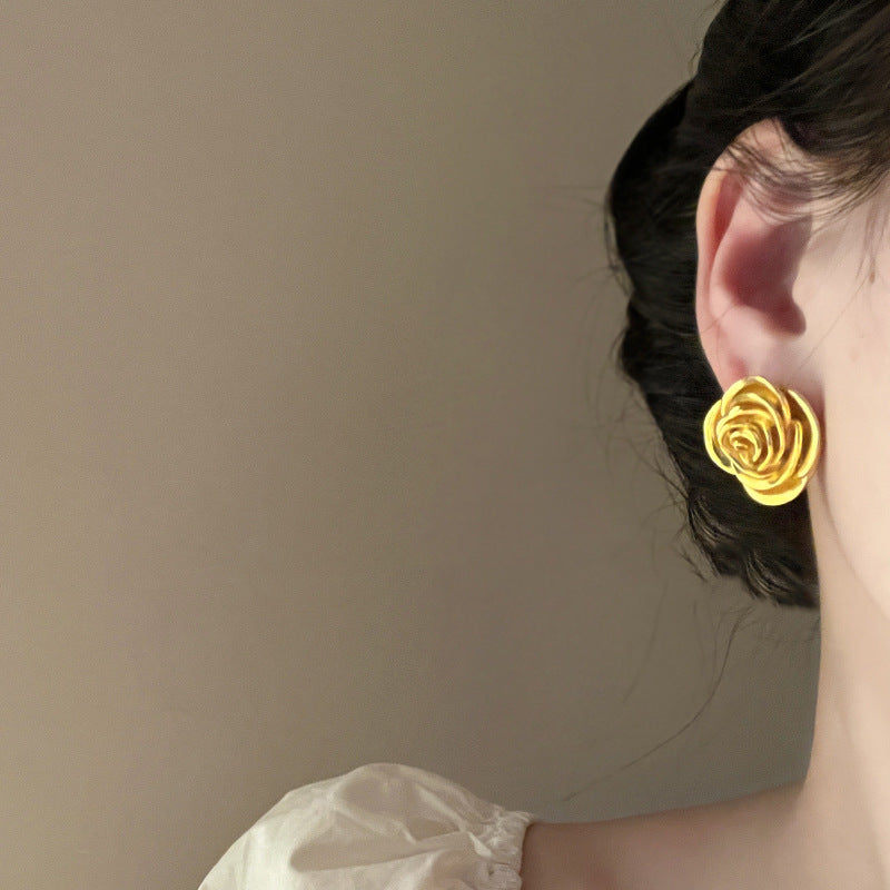 Romantic Gold Earring for Special Moments