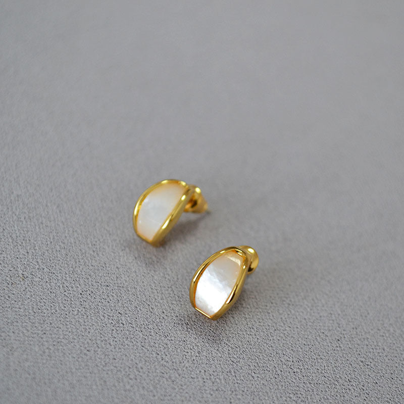 Classic Gold Earring with Timeless Appeal