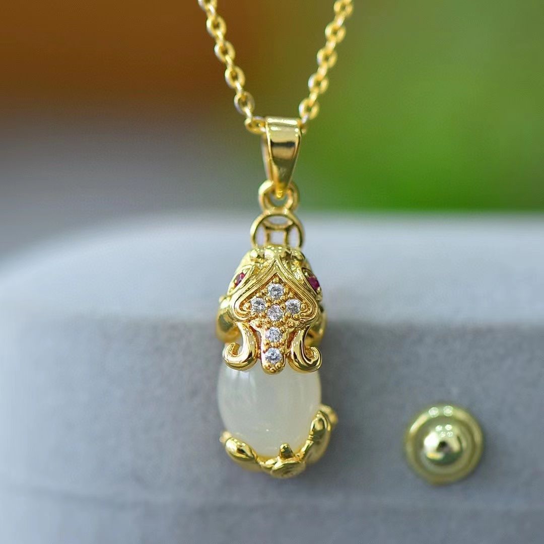 Charming Gold Necklace for Any Occasion