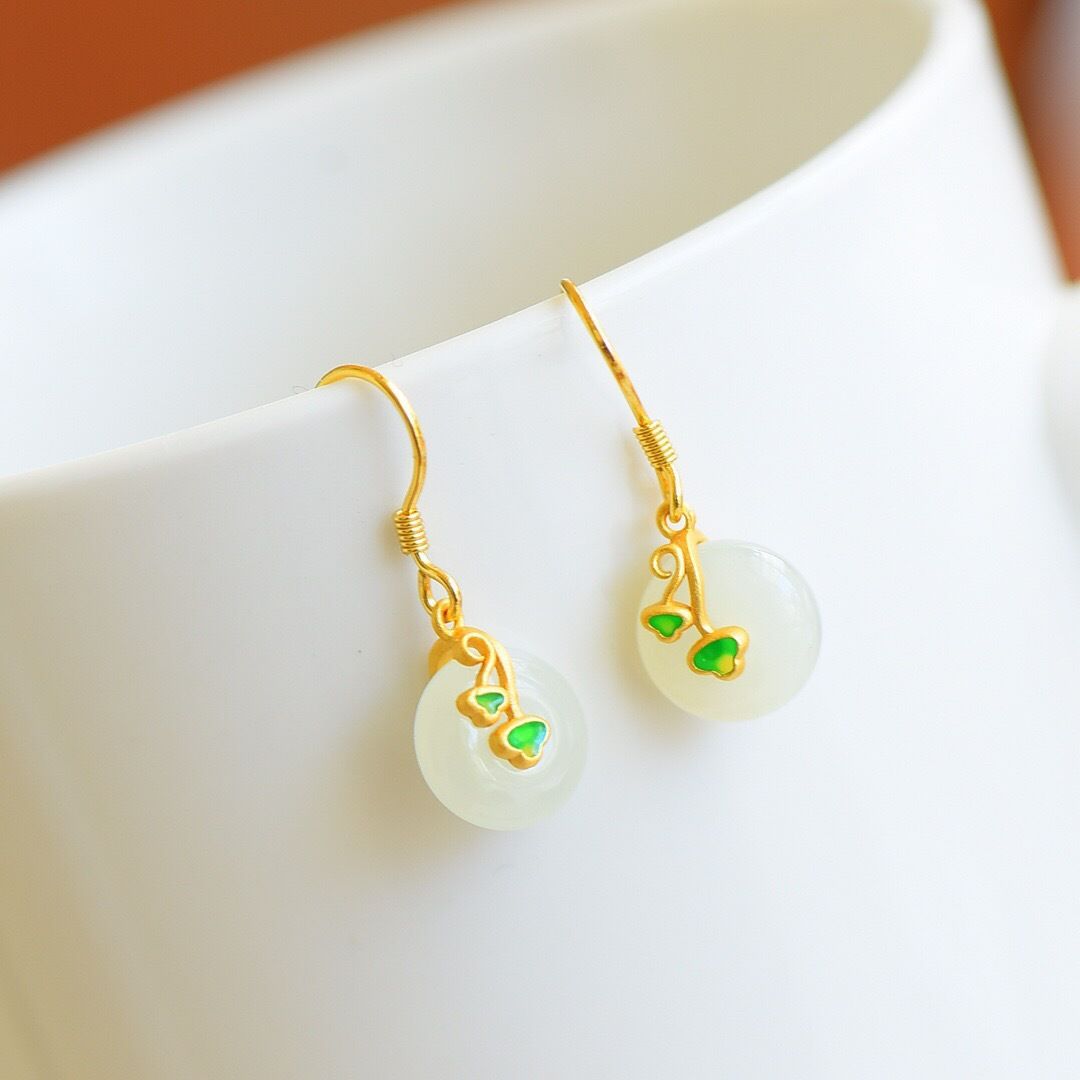 Charming Silver Earring for Any Occasion
