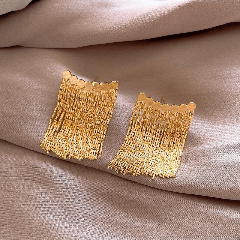 Classic Gold Earring with Timeless Appeal