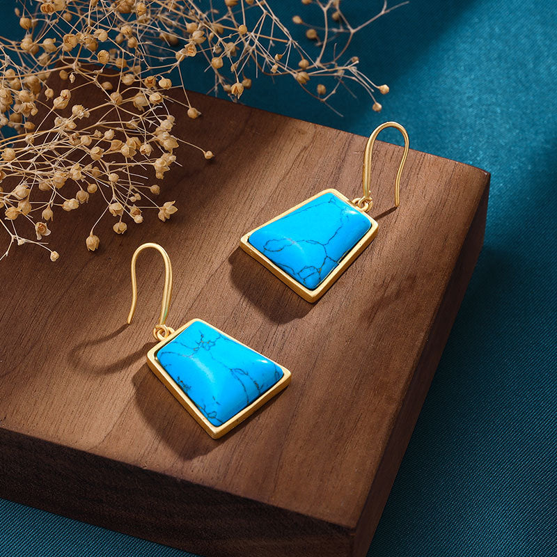Classic Gold Earring with Timeless Appeal