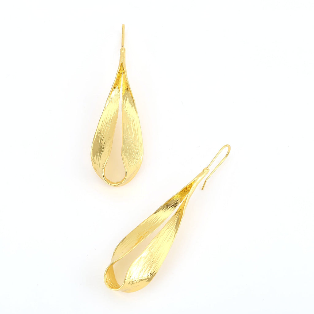 Romantic Gold Earring for Special Moments