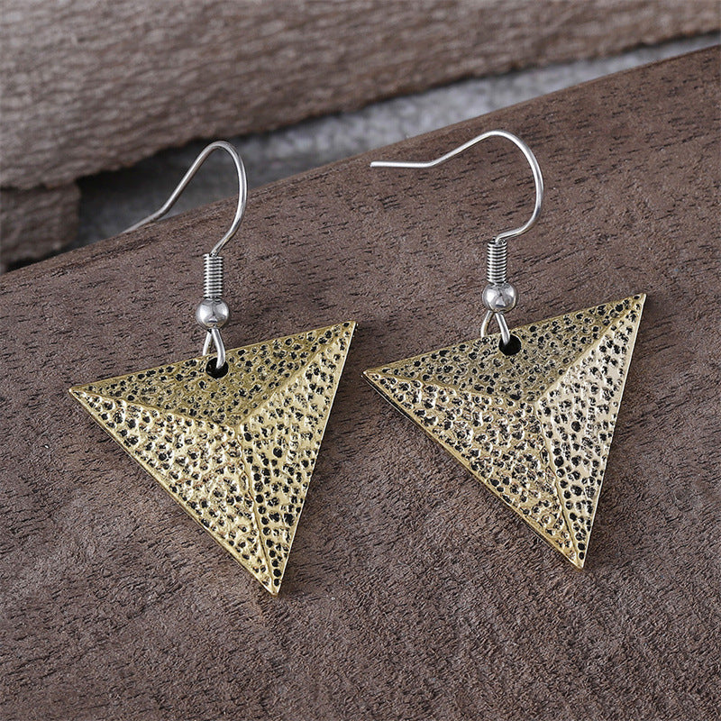 Classic Gold Earring with Timeless Appeal