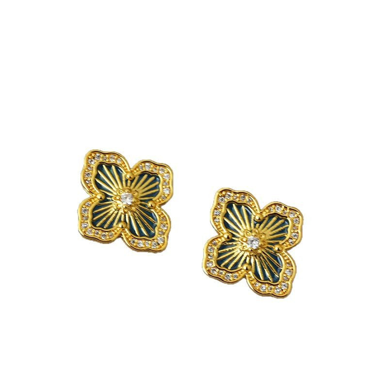 Romantic Gold Earring for Special Moments