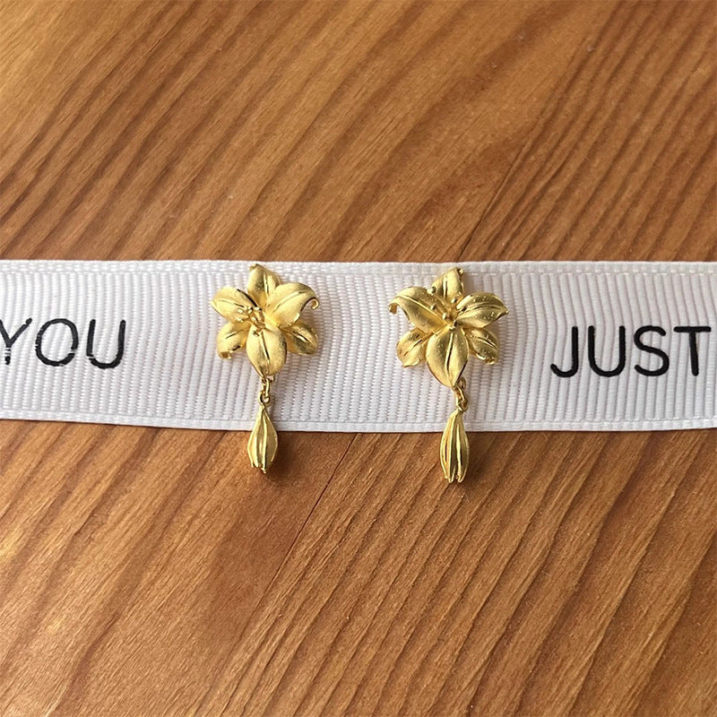 Romantic Gold Earring for Special Moments
