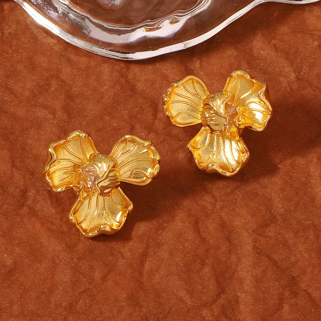 Classic Gold Earring with Timeless Appeal