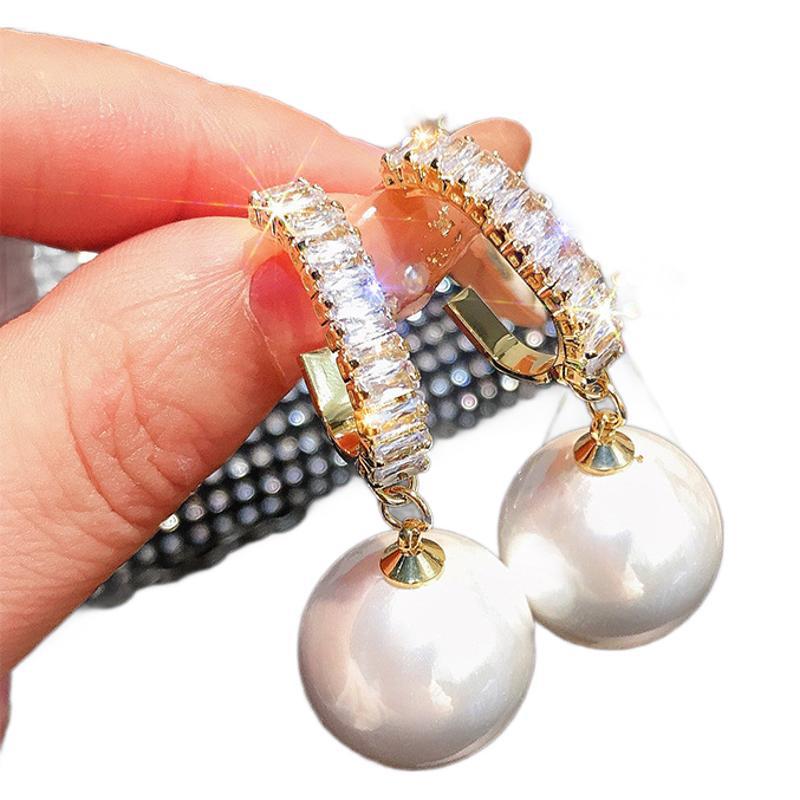 Classic Gold Earring with Timeless Appeal