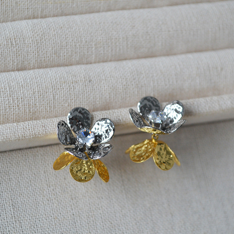 Beautiful Gold Earring with Unique Style