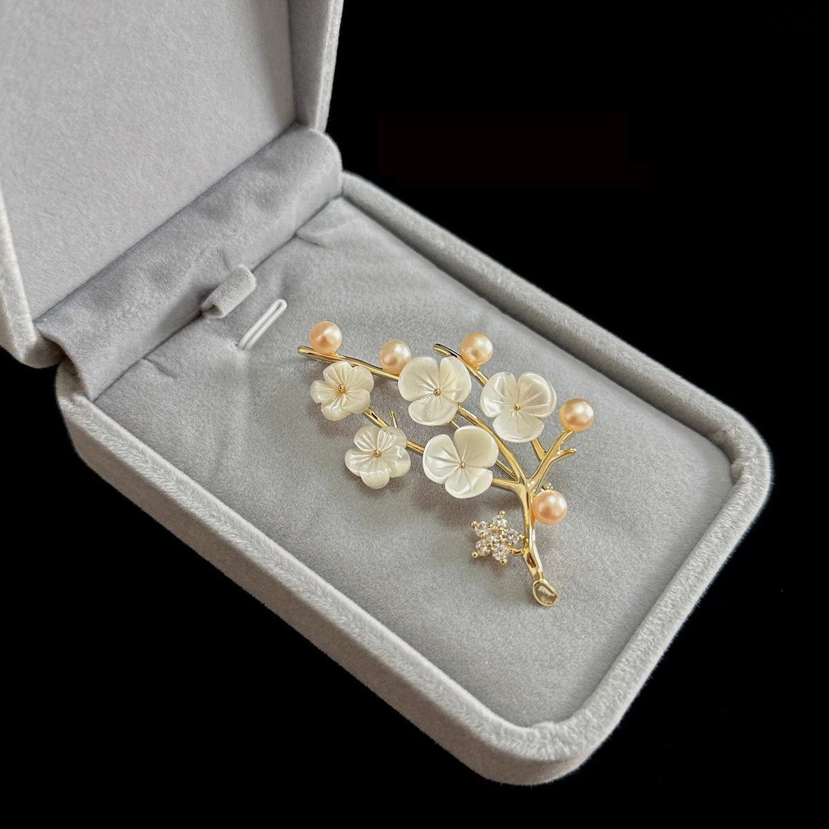 Charming Pearl Piece for Any Occasion