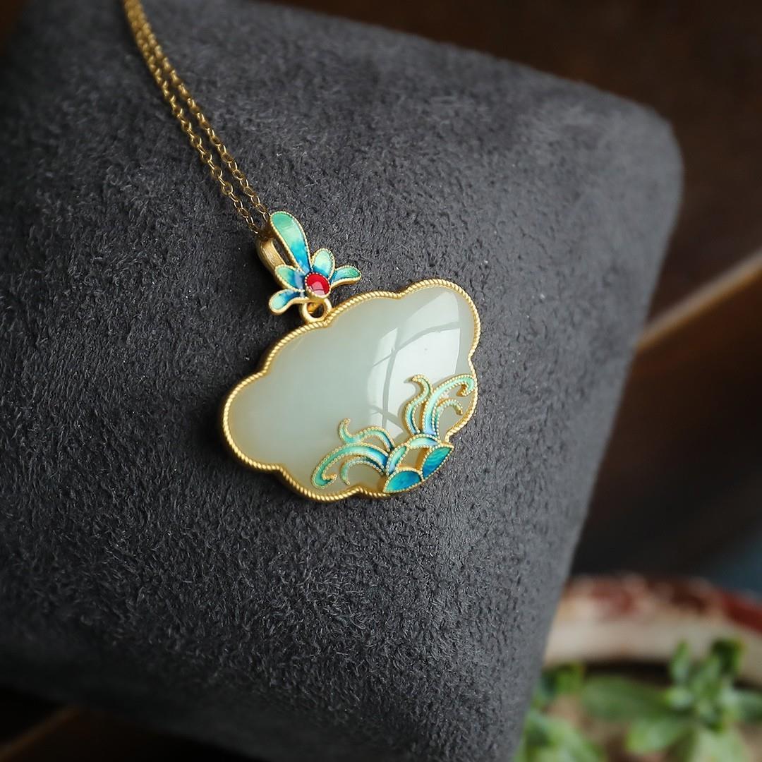 Stunning Gold Necklace for Daily Wear