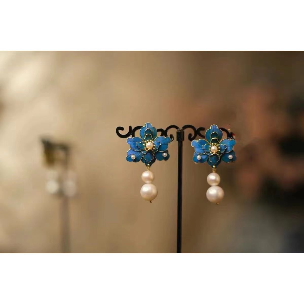 Charming Silver Earring for Any Occasion