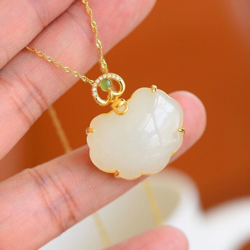 Romantic Gold Necklace for Special Moments