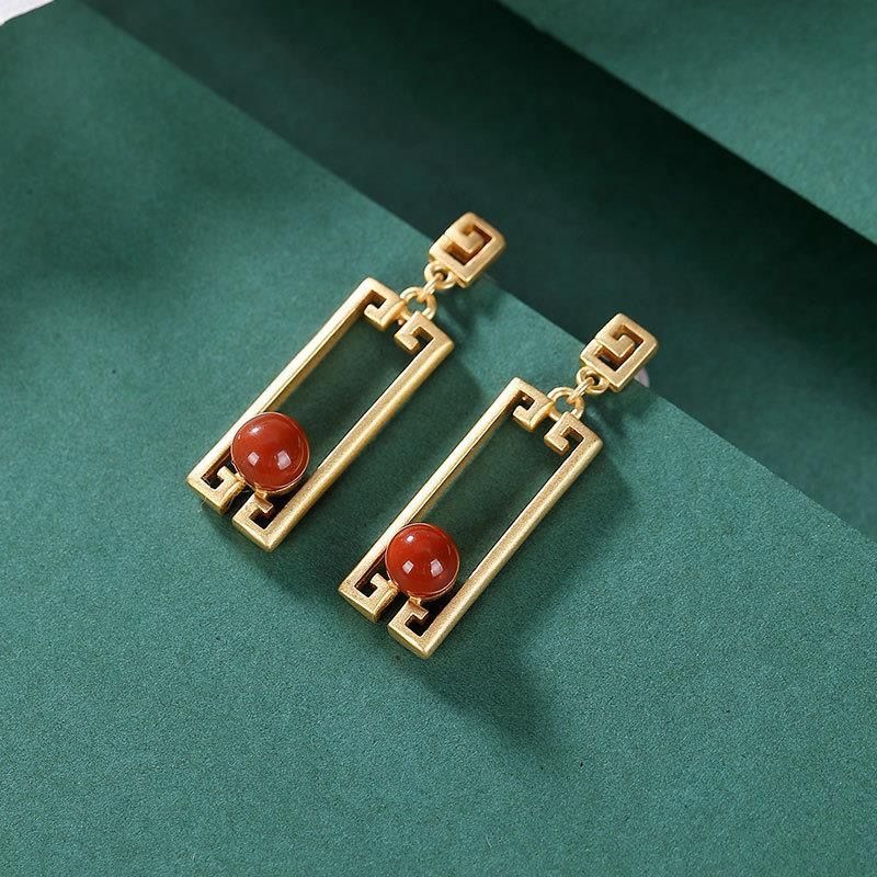 Charming Silver Earring for Any Occasion