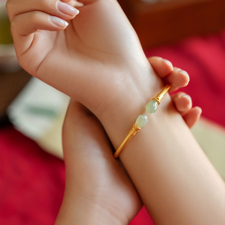 Romantic Gold Bracelet for Special Moments
