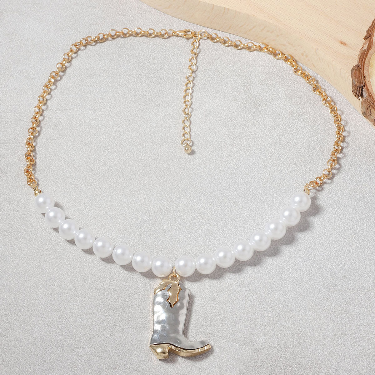 Beautiful Pearl Necklace with Unique Style