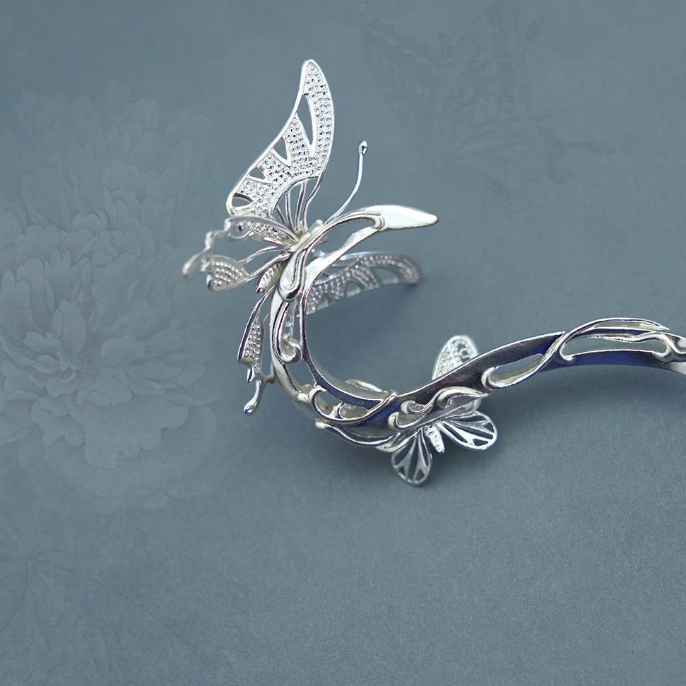 Classic Silver Piece with Timeless Appeal