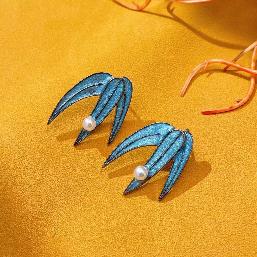 Charming Gold Earring for Any Occasion