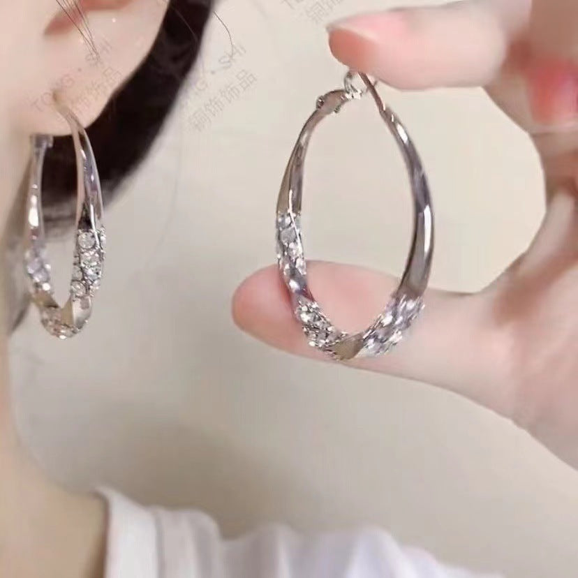 Charming Silver Earring for Any Occasion