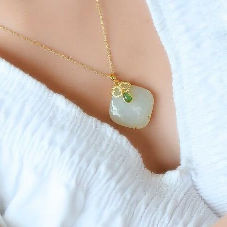 Romantic Silver Necklace for Special Moments