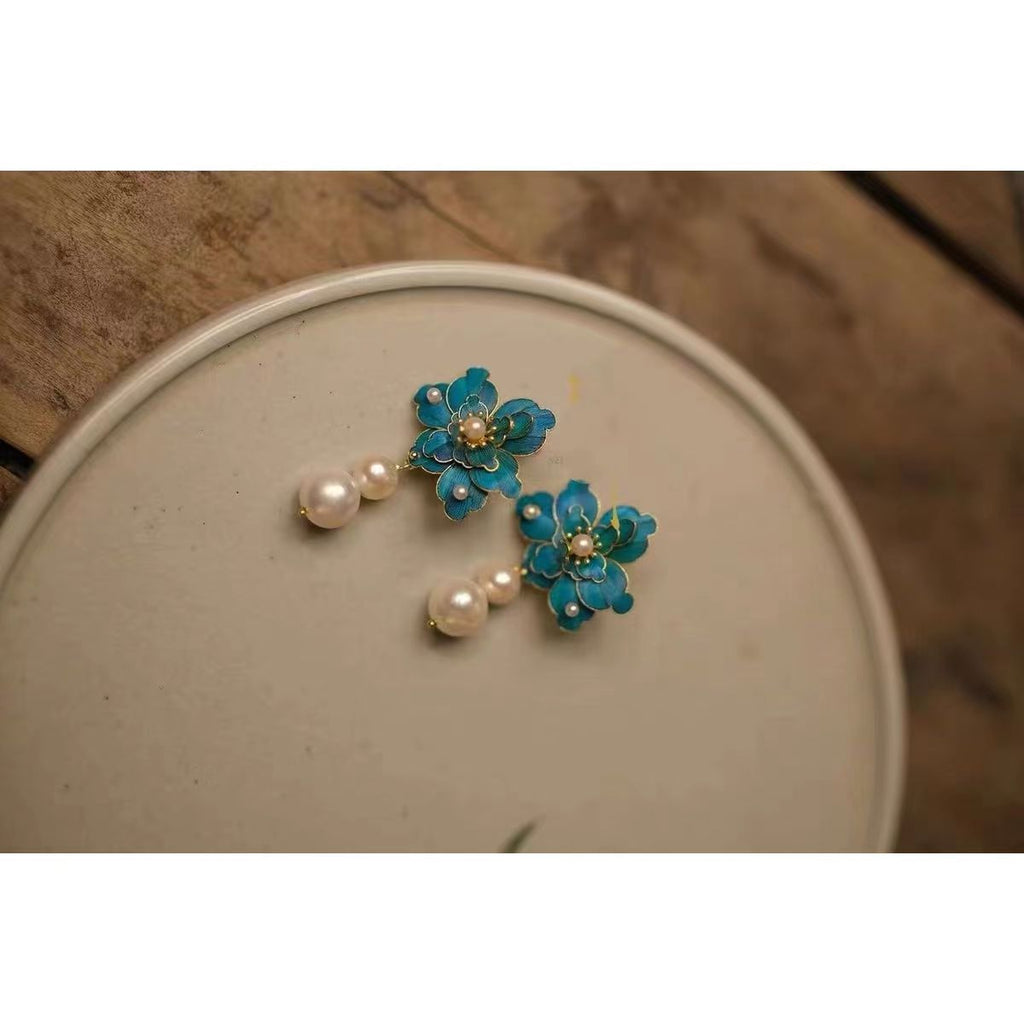 Charming Silver Earring for Any Occasion