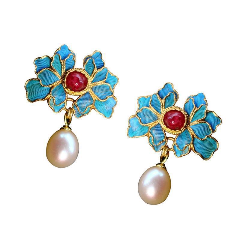 Charming Gold Earring for Any Occasion