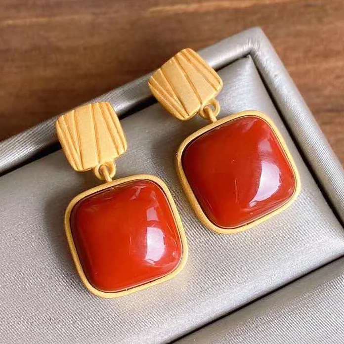 Classic Gold Earring with Timeless Appeal