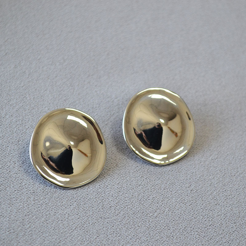 Classic Gold Earring with Timeless Appeal