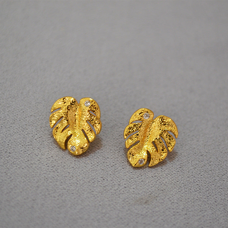 Romantic Gold Earring for Special Moments