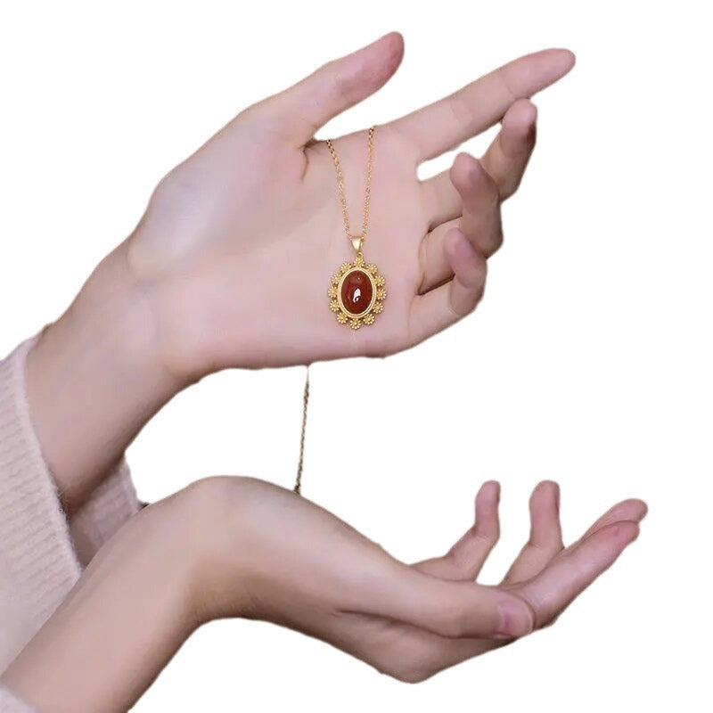 Classic Gold Pendant with Timeless Appeal