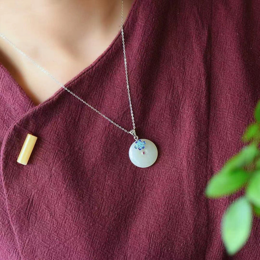 Classic Silver Necklace with Timeless Appeal