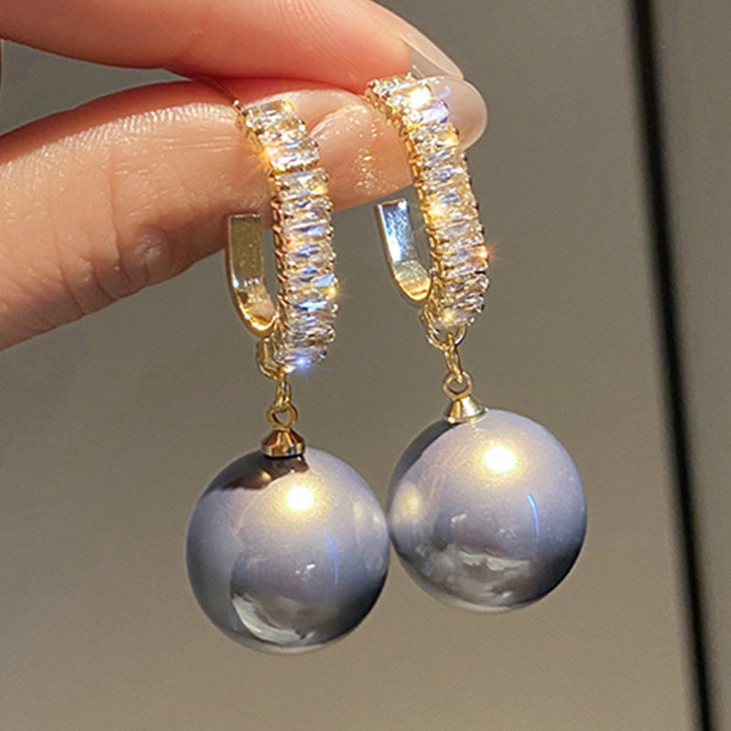 Classic Gold Earring with Timeless Appeal