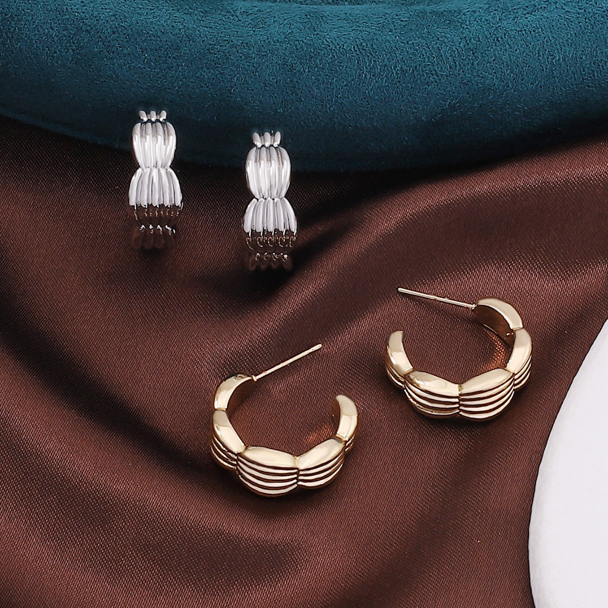 Charming Gold Earring for Any Occasion