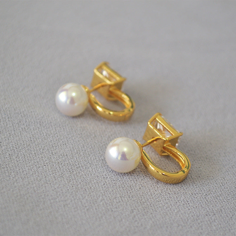 Charming Gold Earring for Any Occasion