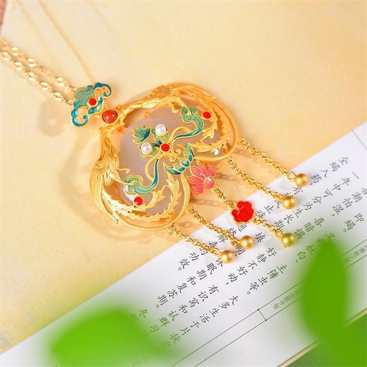Beautiful Silver Necklace with Unique Style
