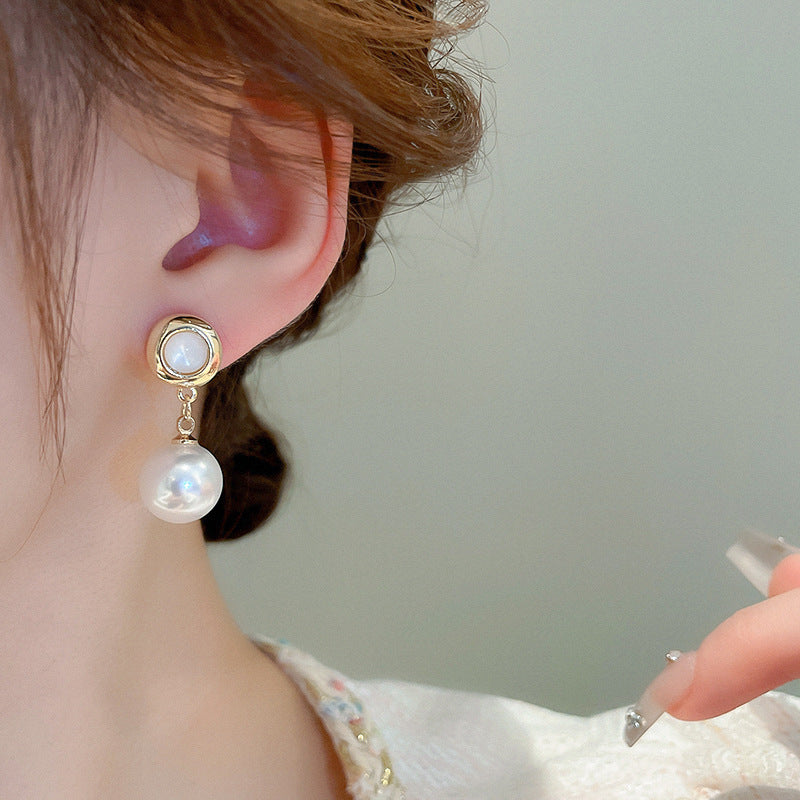 Classic Pearl Earring with Timeless Appeal