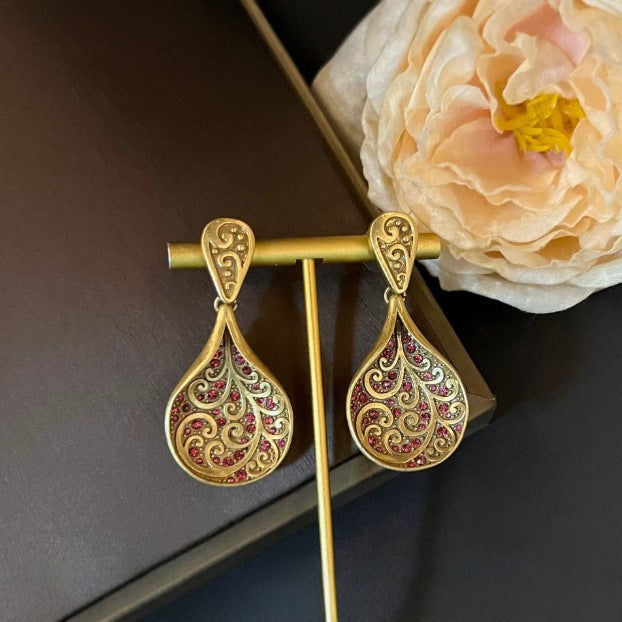 Classic Gold Earring with Timeless Appeal