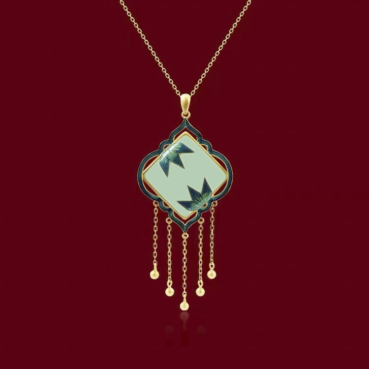 Classic Silver Pendant with Timeless Appeal