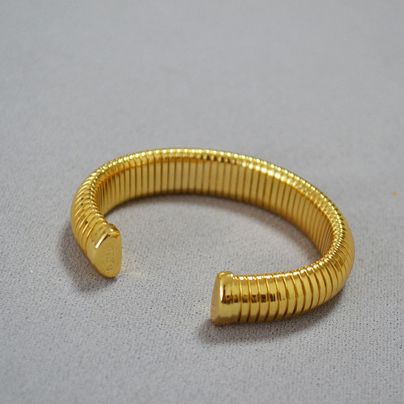 Romantic Gold Bracelet for Special Moments