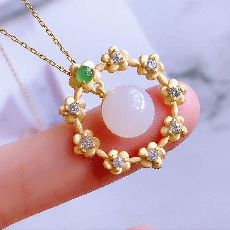Beautiful Gold Pendant with Unique Style