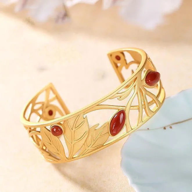 Romantic Gold Bracelet for Special Moments