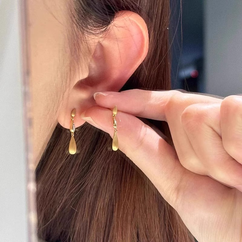 Classic Gold Earring with Timeless Appeal