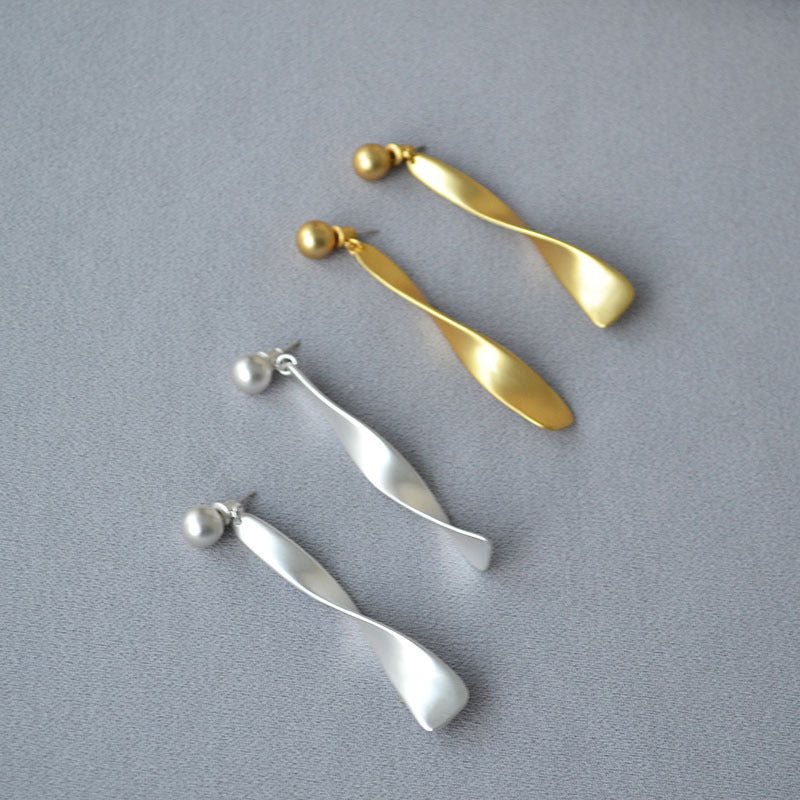Romantic Gold Earring for Special Moments