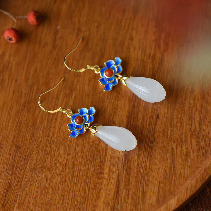 Romantic Silver Earring for Special Moments