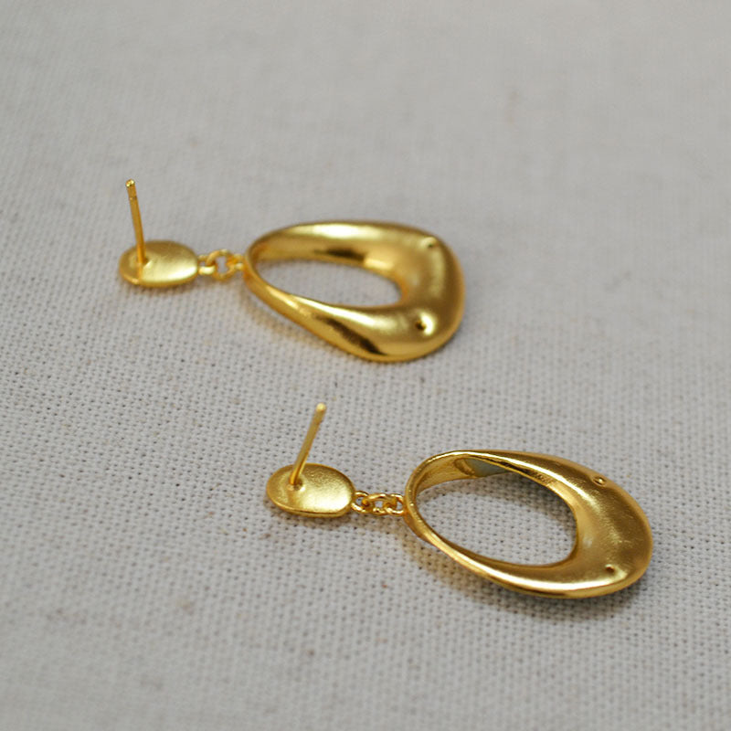 Classic Gold Earring with Timeless Appeal