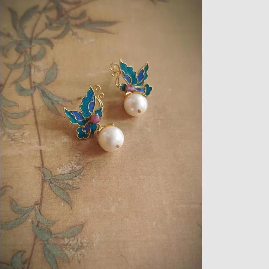 Classic Pearl Earring with Timeless Appeal