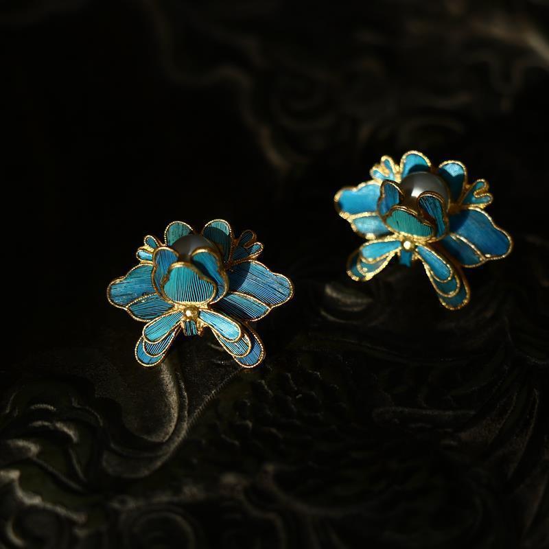 Beautiful Gold Earring with Unique Style